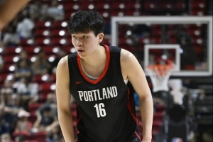 队记：杨瀚森被推搡后盯着勇士板凳席大笑 给他一份终身合同吧